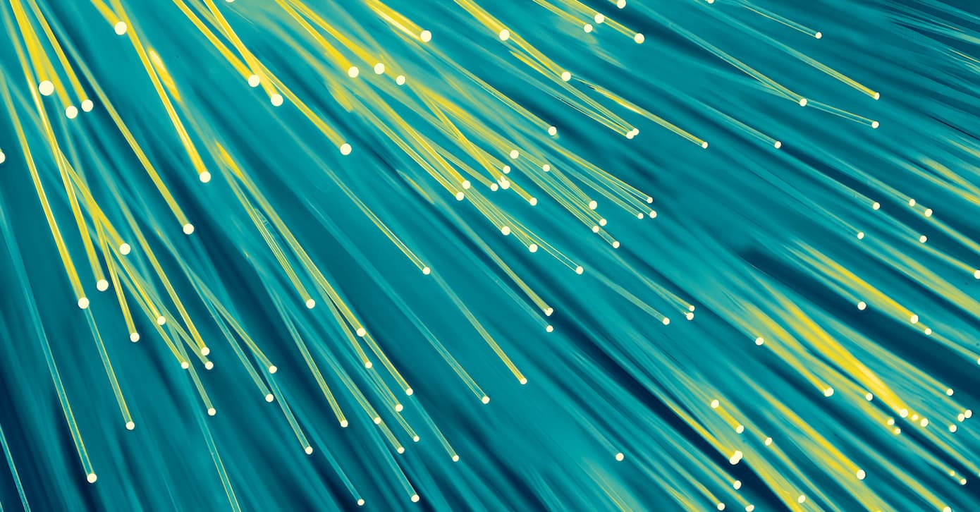 Cavi in fibra ottica che rappresentano l'infrastruttura web ad alta velocità